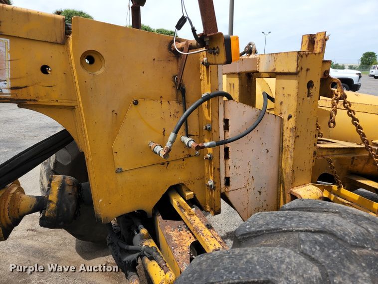 image for item JM9053 1989 John Deere 670B  motor grader