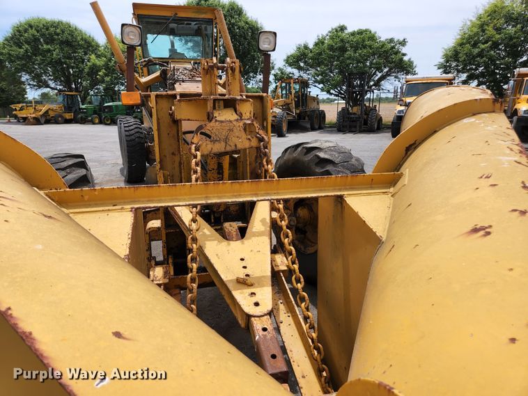 image for item JM9053 1989 John Deere 670B  motor grader