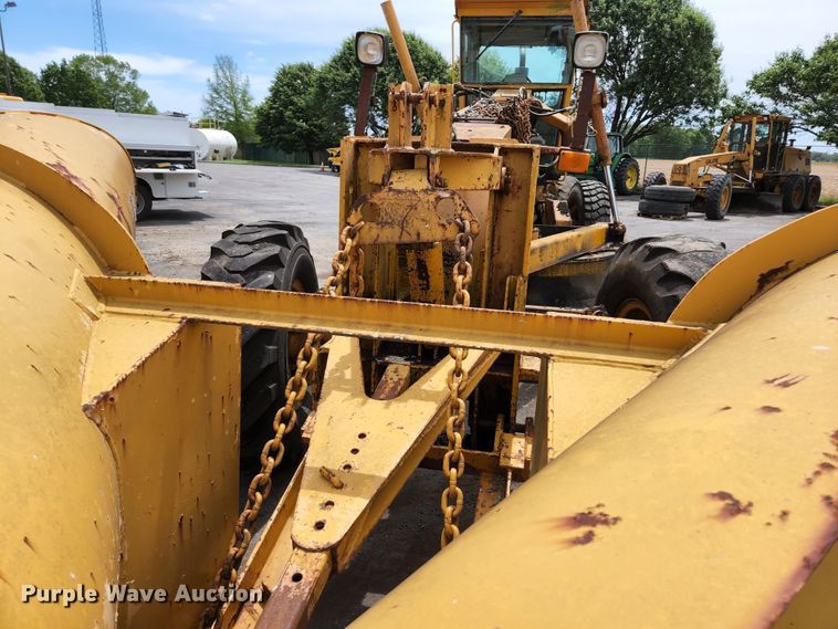 image for item JM9053 1989 John Deere 670B  motor grader