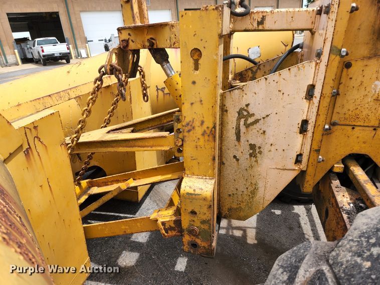 image for item JM9053 1989 John Deere 670B  motor grader