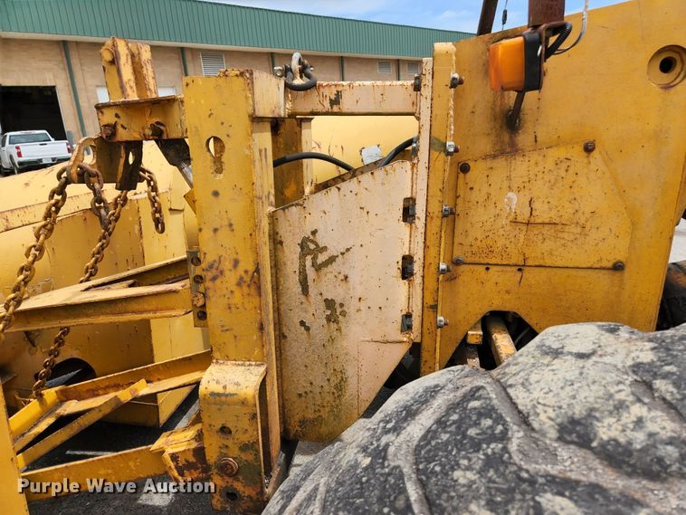 image for item JM9053 1989 John Deere 670B  motor grader