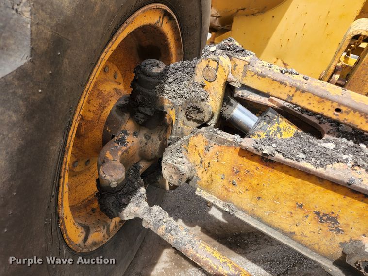 image for item JM9053 1989 John Deere 670B  motor grader