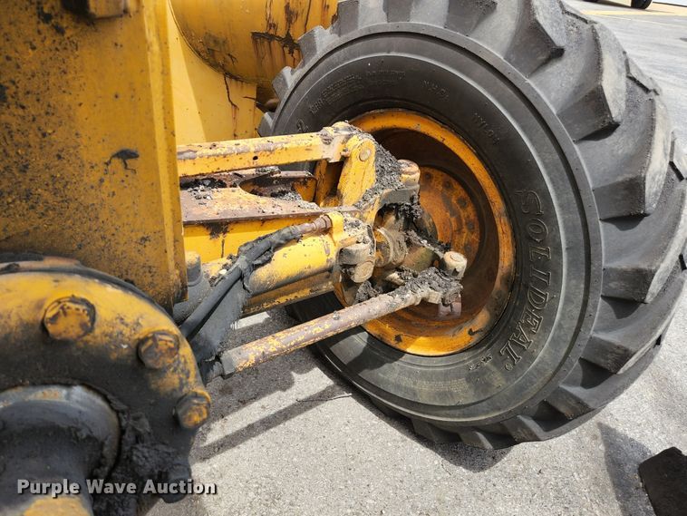 image for item JM9053 1989 John Deere 670B  motor grader