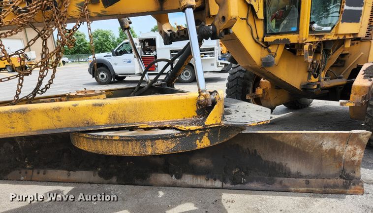 image for item JM9053 1989 John Deere 670B  motor grader