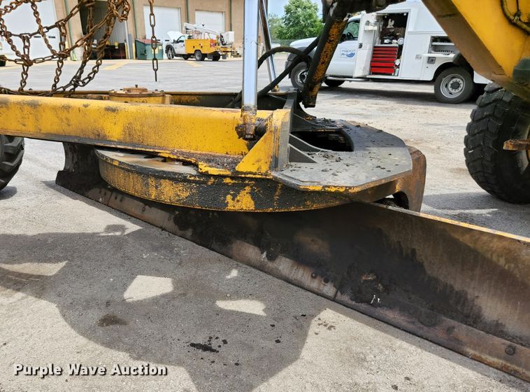 image for item JM9053 1989 John Deere 670B  motor grader