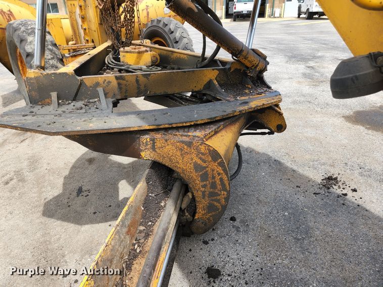 image for item JM9053 1989 John Deere 670B  motor grader