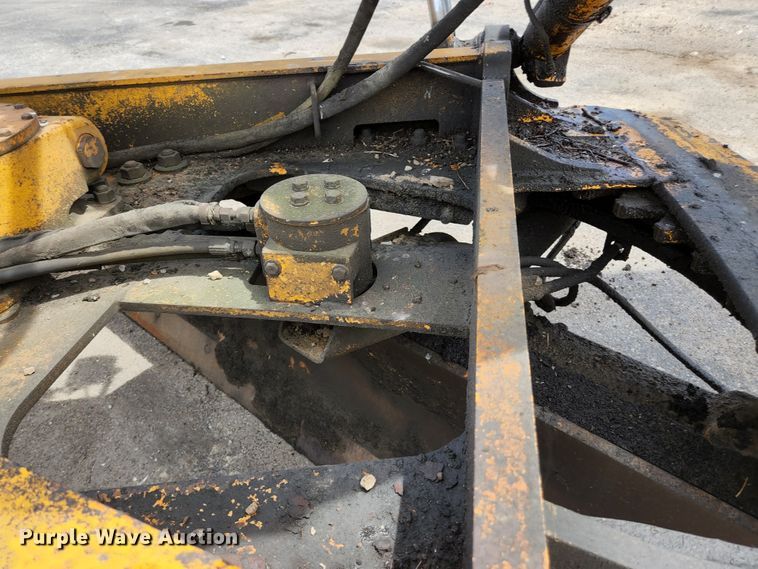 image for item JM9053 1989 John Deere 670B  motor grader