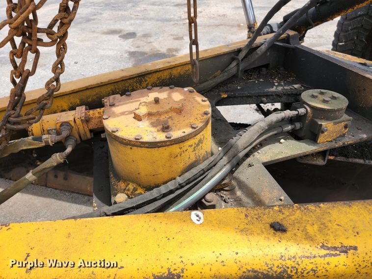 image for item JM9053 1989 John Deere 670B  motor grader