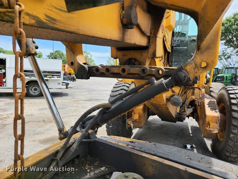 image for item JM9053 1989 John Deere 670B  motor grader