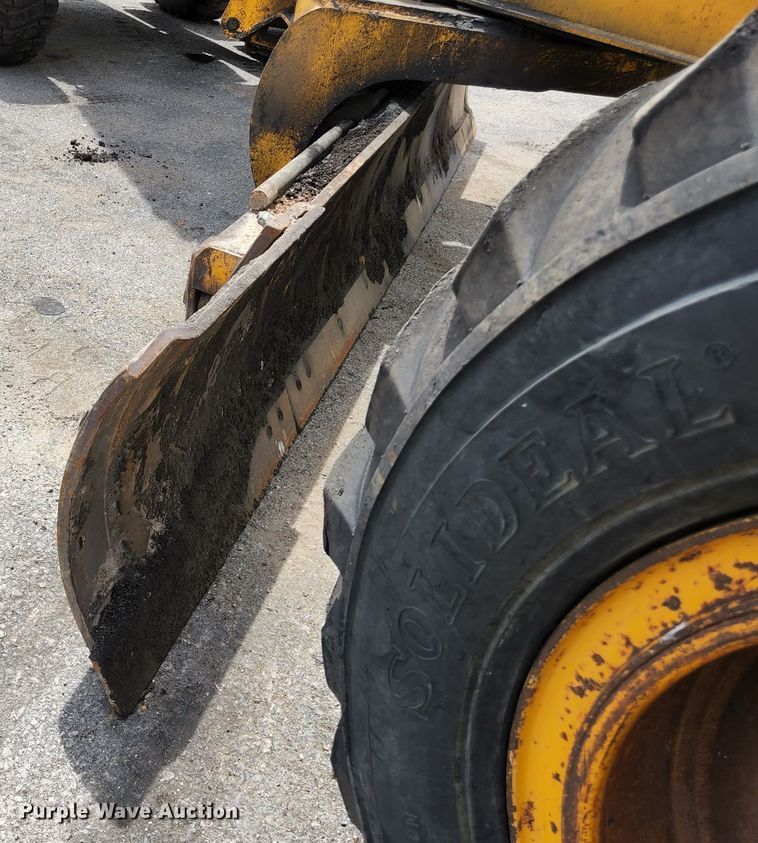 image for item JM9053 1989 John Deere 670B  motor grader