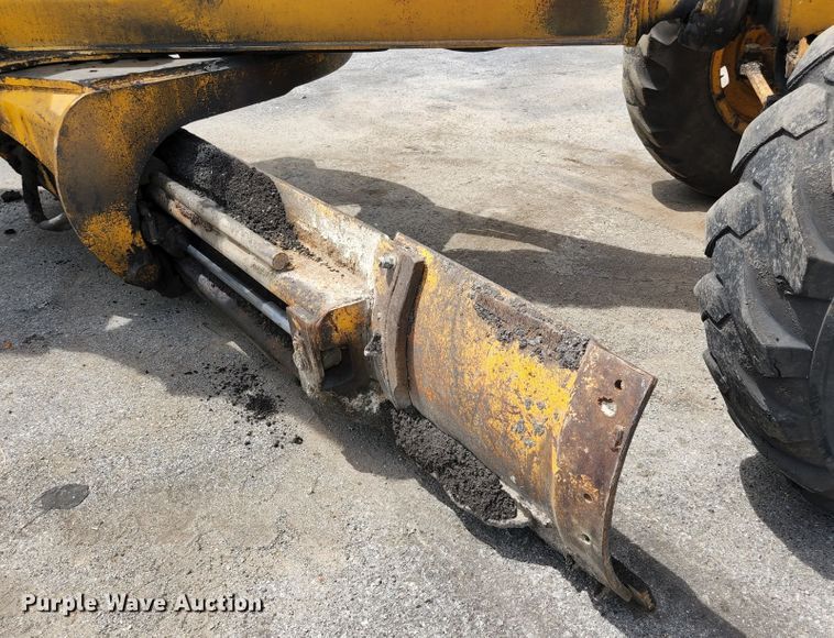 image for item JM9053 1989 John Deere 670B  motor grader