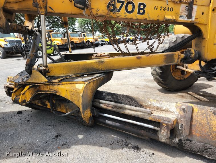 image for item JM9053 1989 John Deere 670B  motor grader