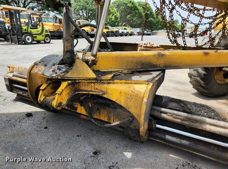 image for item JM9053 1989 John Deere 670B  motor grader