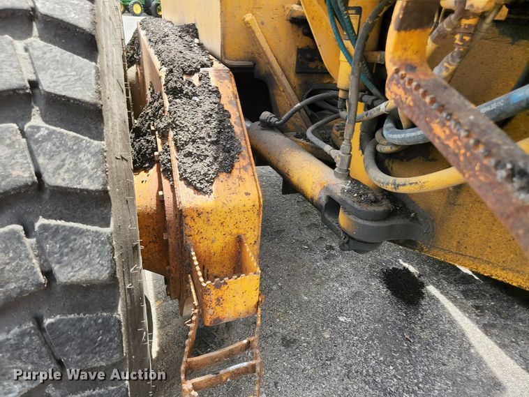 image for item JM9053 1989 John Deere 670B  motor grader