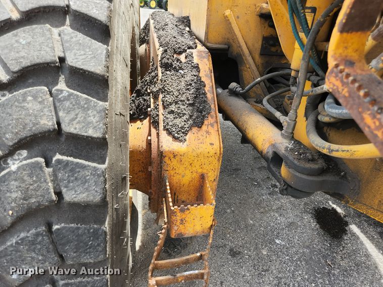 image for item JM9053 1989 John Deere 670B  motor grader