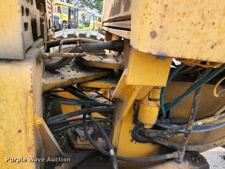 image for item JM9053 1989 John Deere 670B  motor grader