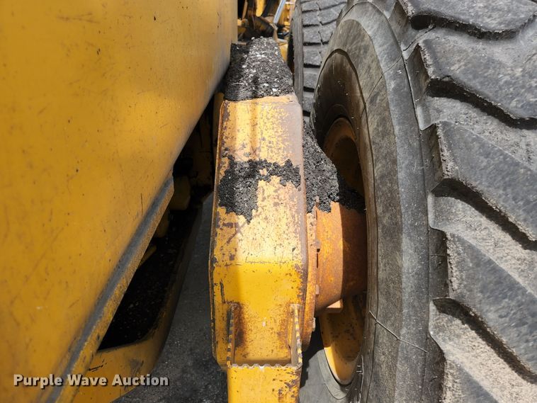 image for item JM9053 1989 John Deere 670B  motor grader