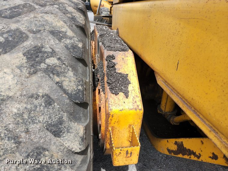 image for item JM9053 1989 John Deere 670B  motor grader