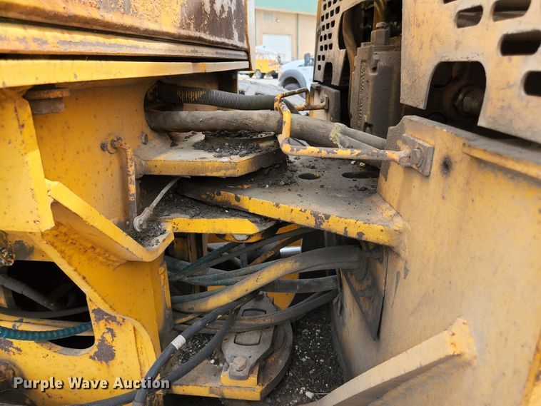 image for item JM9053 1989 John Deere 670B  motor grader