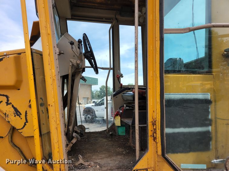 image for item JM9053 1989 John Deere 670B  motor grader