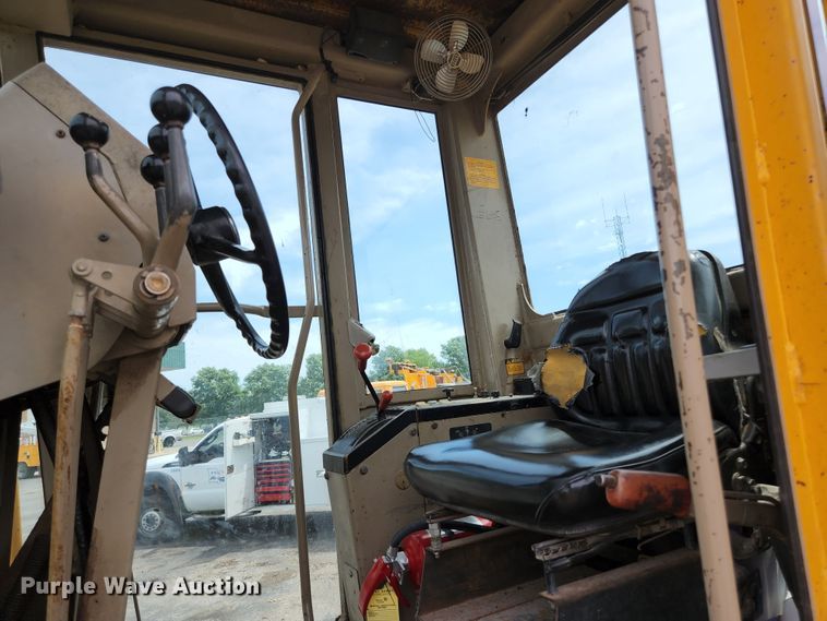 image for item JM9053 1989 John Deere 670B  motor grader