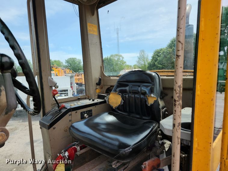 image for item JM9053 1989 John Deere 670B  motor grader