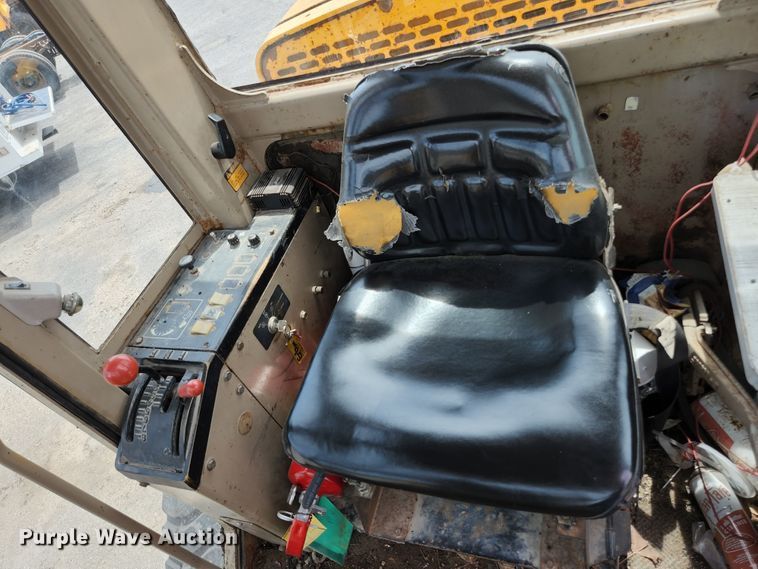 image for item JM9053 1989 John Deere 670B  motor grader