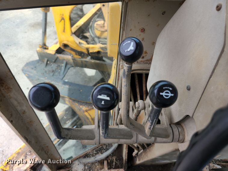 image for item JM9053 1989 John Deere 670B  motor grader