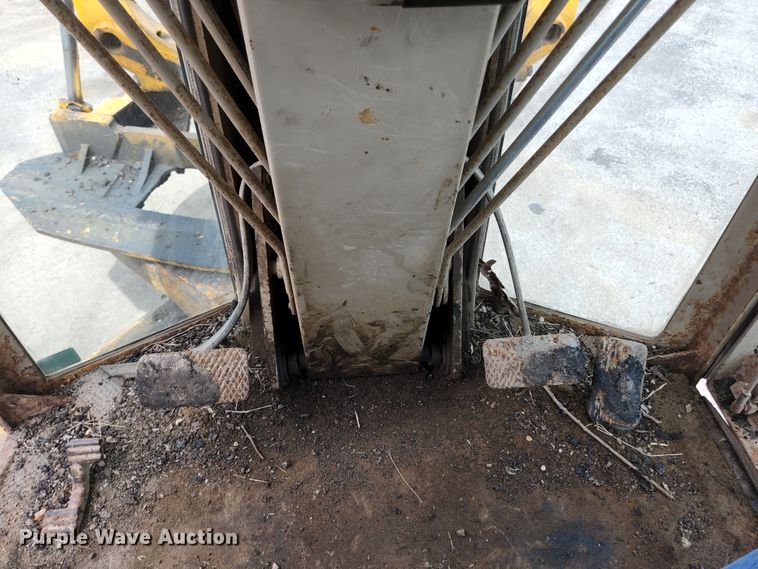 image for item JM9053 1989 John Deere 670B  motor grader