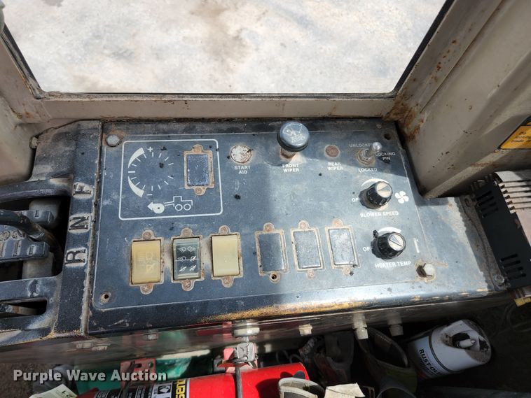 image for item JM9053 1989 John Deere 670B  motor grader