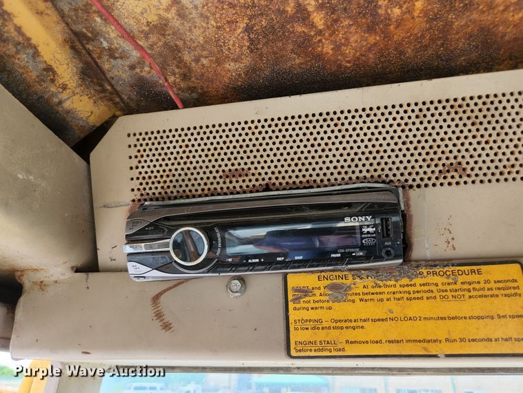 image for item JM9053 1989 John Deere 670B  motor grader