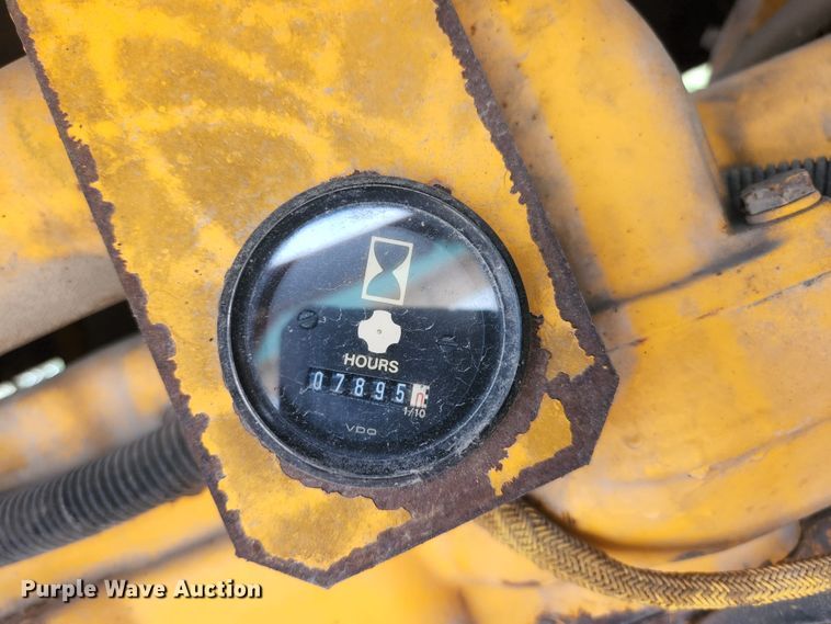 image for item JM9053 1989 John Deere 670B  motor grader