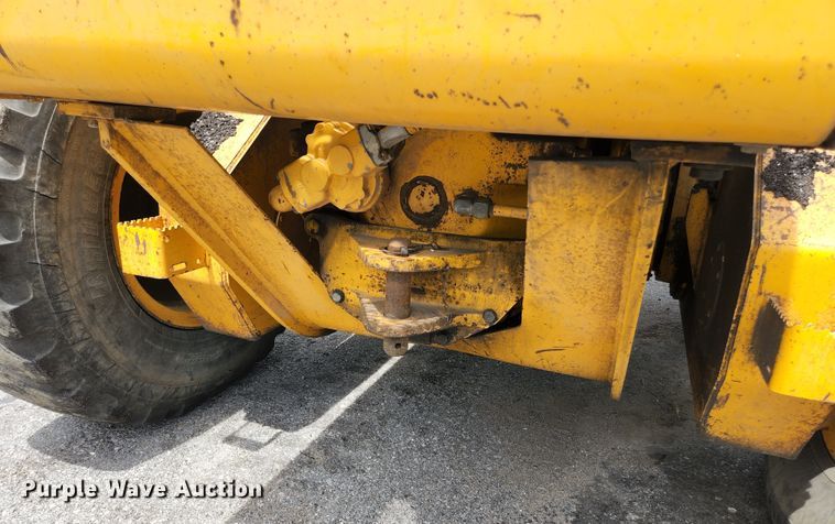 image for item JM9053 1989 John Deere 670B  motor grader