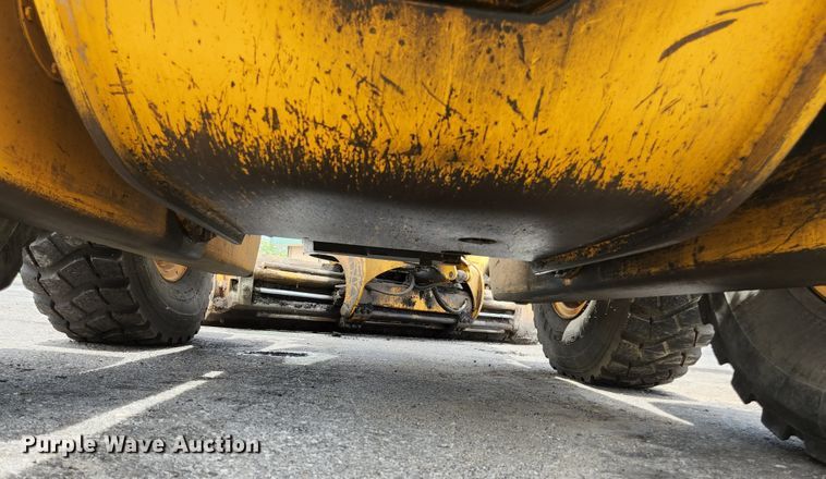 image for item JM9053 1989 John Deere 670B  motor grader