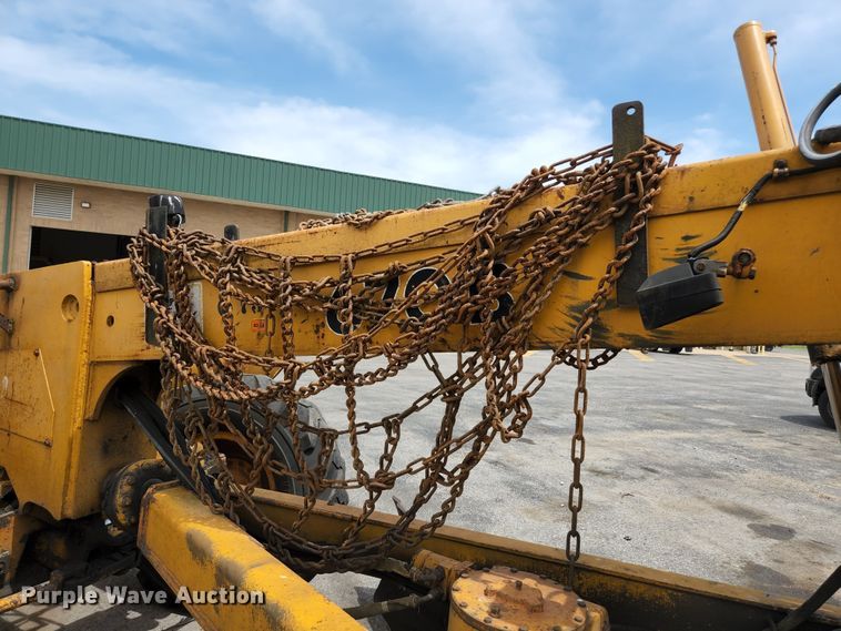 image for item JM9053 1989 John Deere 670B  motor grader