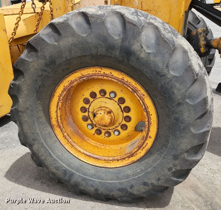 image for item JM9053 1989 John Deere 670B  motor grader