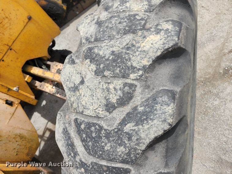 image for item JM9053 1989 John Deere 670B  motor grader