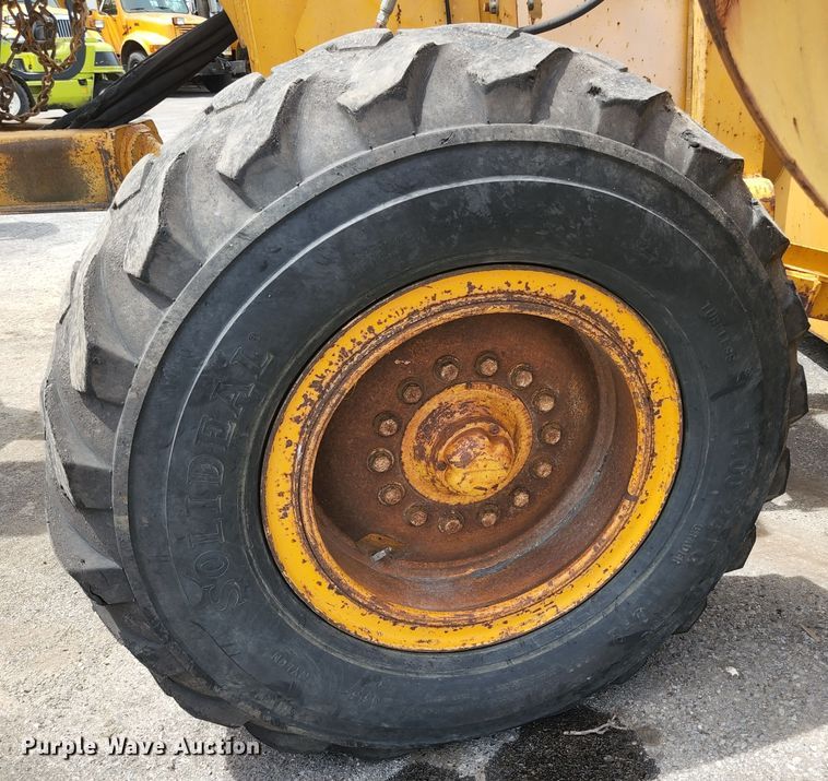 image for item JM9053 1989 John Deere 670B  motor grader