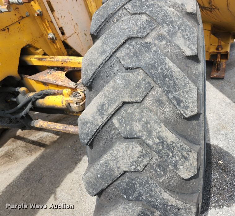 image for item JM9053 1989 John Deere 670B  motor grader