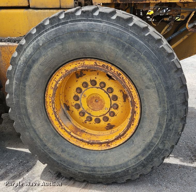 image for item JM9053 1989 John Deere 670B  motor grader