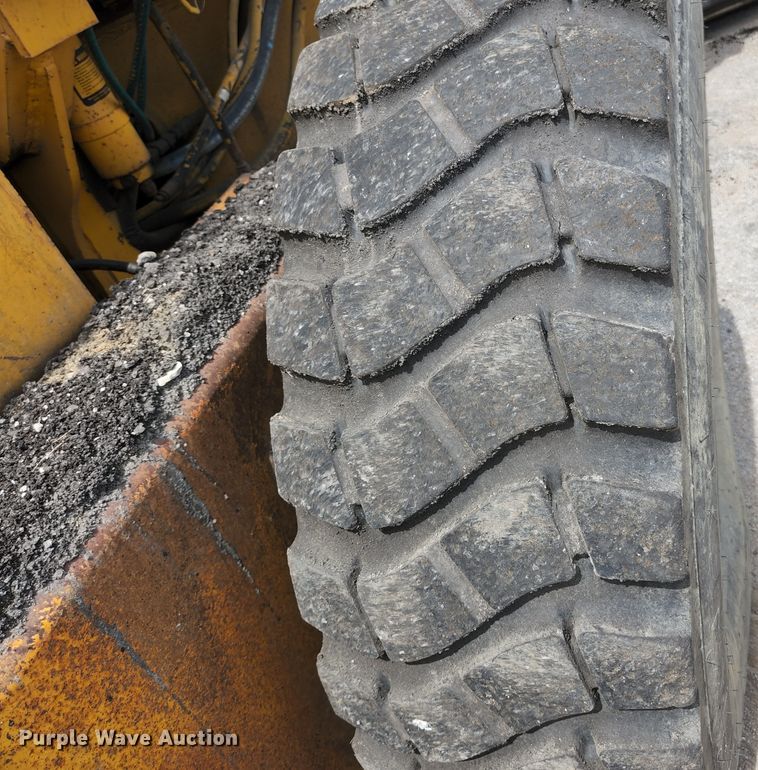 image for item JM9053 1989 John Deere 670B  motor grader