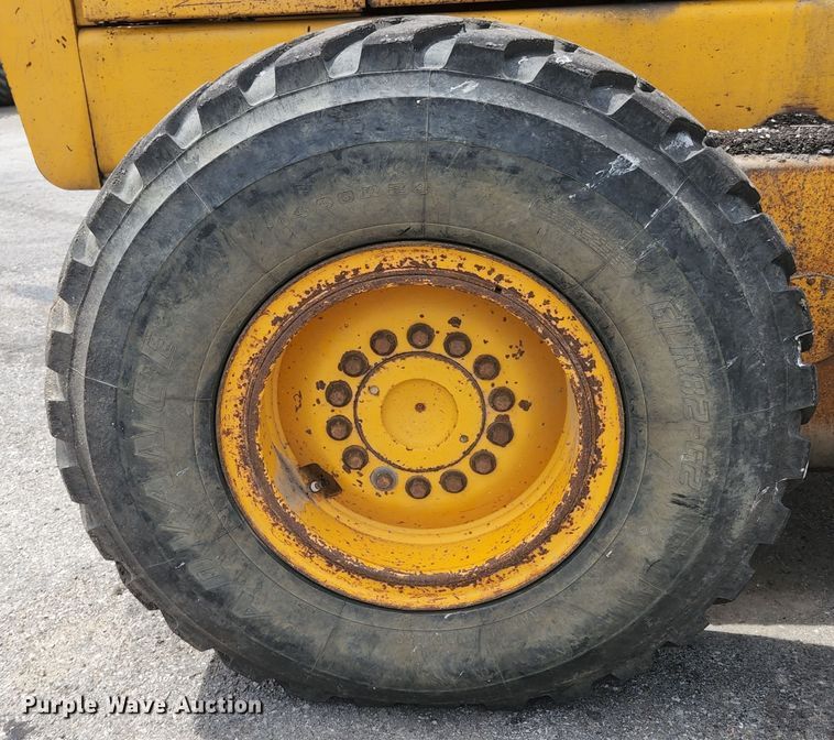 image for item JM9053 1989 John Deere 670B  motor grader