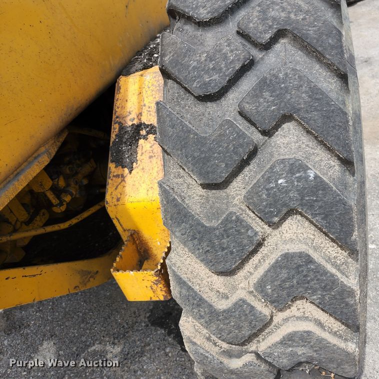 image for item JM9053 1989 John Deere 670B  motor grader