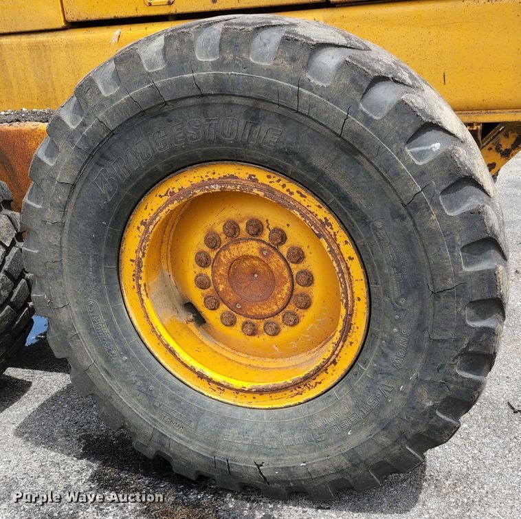 image for item JM9053 1989 John Deere 670B  motor grader