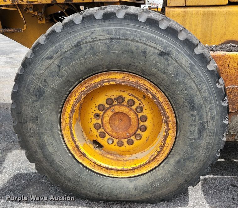 image for item JM9053 1989 John Deere 670B  motor grader