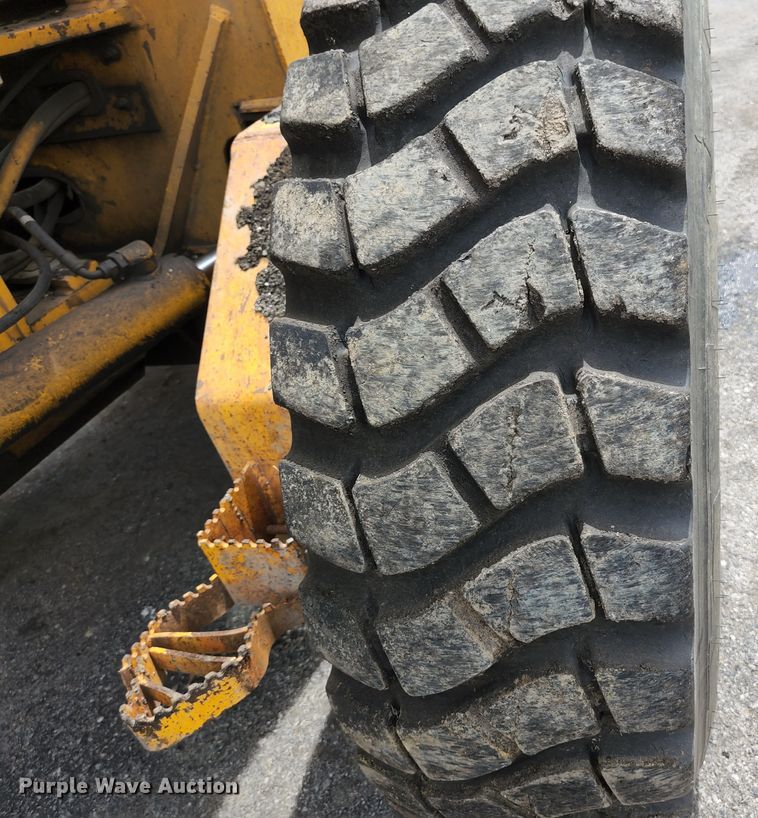 image for item JM9053 1989 John Deere 670B  motor grader