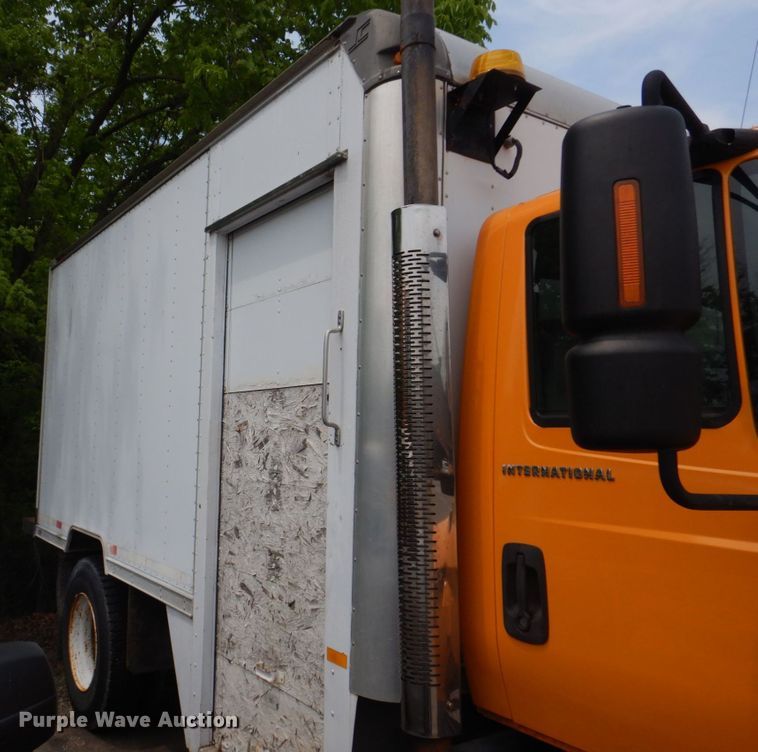 image for item KD9031 2003 International 4400  box truck