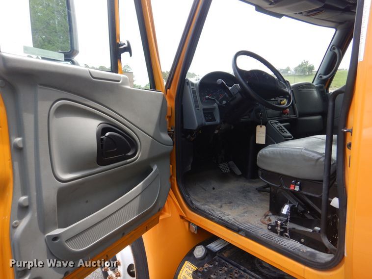 image for item KD9031 2003 International 4400  box truck