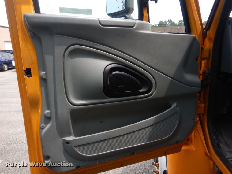 image for item KD9031 2003 International 4400  box truck