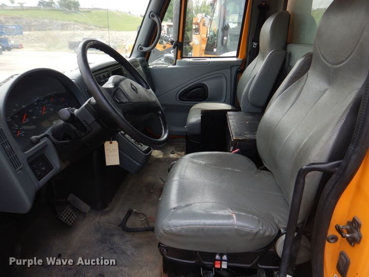 image for item KD9031 2003 International 4400  box truck